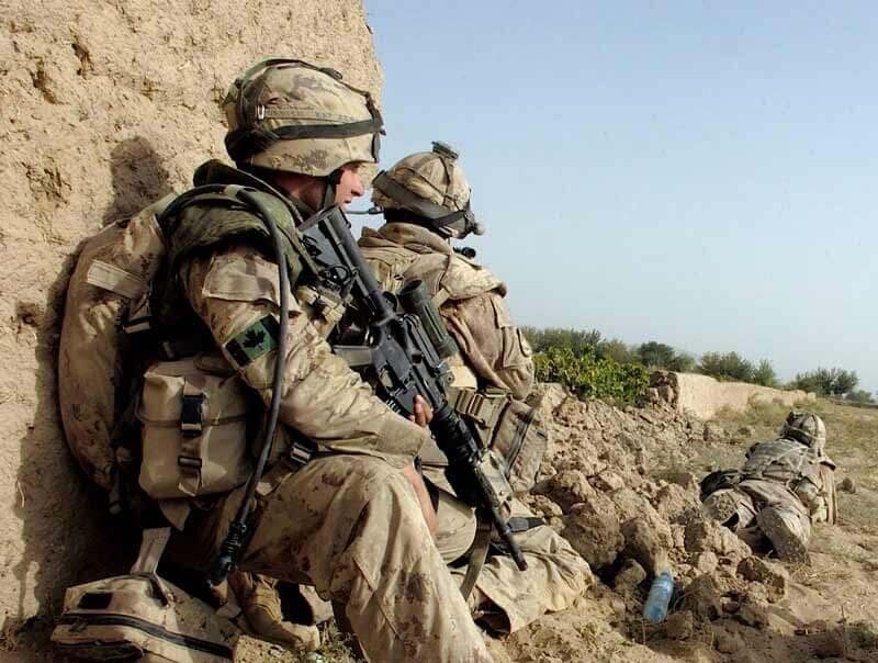 Members of 2 Platoon, Bravo Company, 1RCR, prepare to storm a compound during Operation Medusa in Zhari District, near Kandahar on Sept. 4, 2006. [MCpl Yves Gemus/DND]